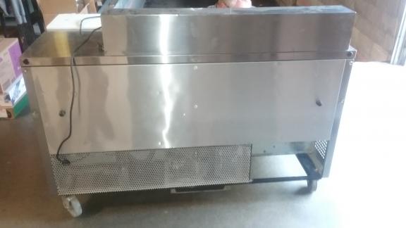 TRUE Commercial Sandwich/Salad Prep Table w/Refigerated Base