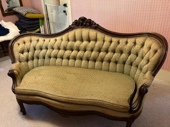 Victoria couch for sale in Pewaukee WI