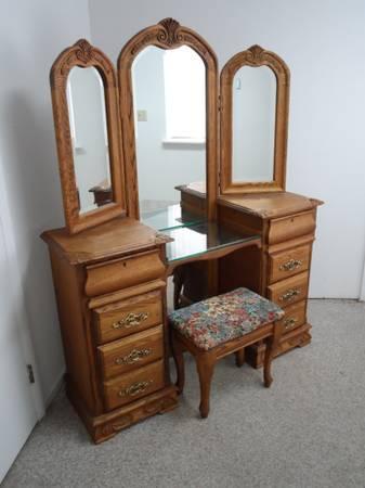 Oakwood Interiors Vanity with Bench for sale in Antrim County MI
