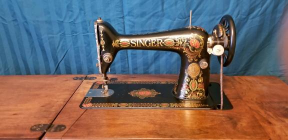 1910 Singer Treadle Sewing Machine