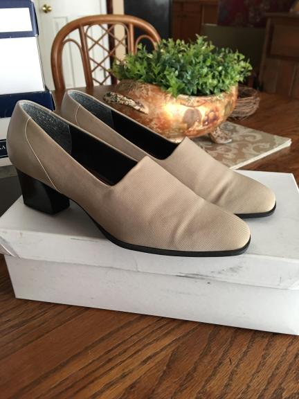 NEW.  Alabaster /Cream Naturalizer Shoes 6M for sale in Edmond OK