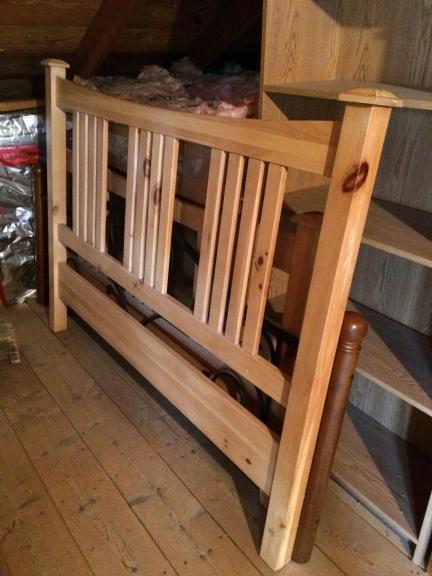 Queen bedroom set in white pine