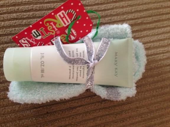 Mary Kay Mint Energizing Lotion and Slipper Socks for sale in Trempealeau County WI