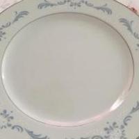 Dinner plates for sale in Richboro PA by Garage Sale Showcase member thanhmcg, posted 08/16/2019