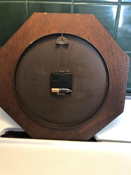 Battery operated wall clock