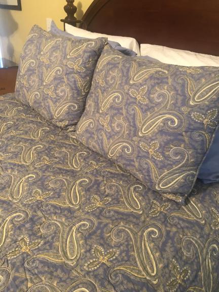 Queen bedspread and 2 standard pillow shams.