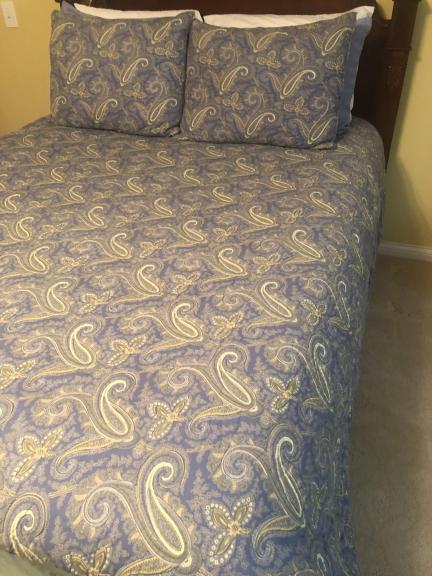 Queen bedspread and 2 standard pillow shams.