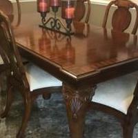 Dining Room Table and 6 chairs for sale in Elgin IL by Garage Sale Showcase member legitt, posted 05/26/2019