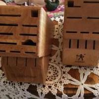 Wood block for knives for sale in Montrose CO by Garage Sale Showcase member cjmckfour54, posted 05/25/2019