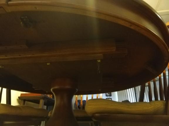 Round dining table with 4 chairs and leaf extention