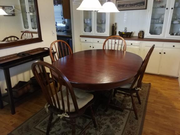 Round dining table with 4 chairs and leaf extention