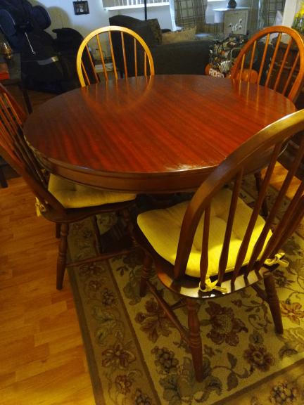Round dining table with 4 chairs and leaf extention for sale in Naples FL
