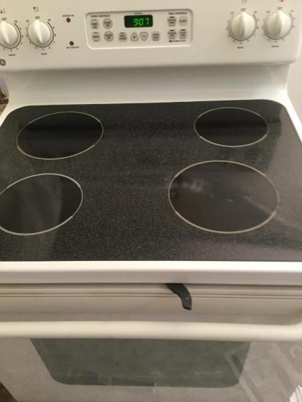 GE electric stove, 4 burners, white for sale in Jupiter FL