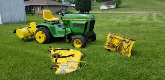 John Deere 210 Lawn Tractor
