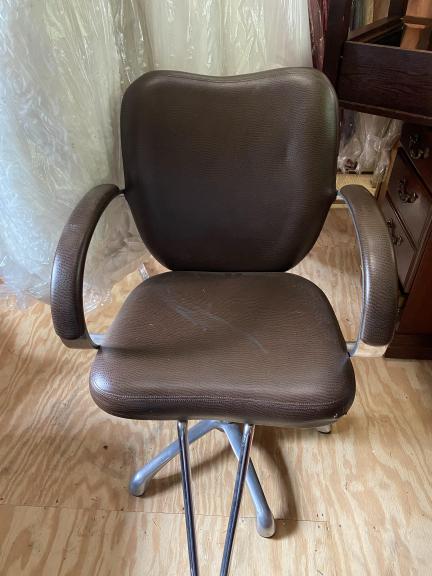 4 Brown Hydraulic Chairs w/ Mats for sale in Longview TX