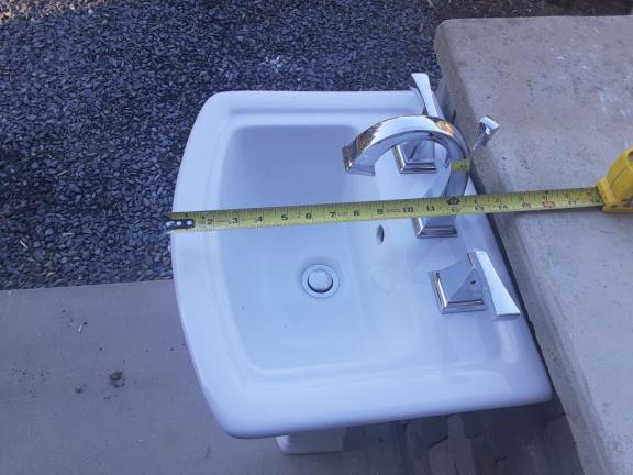 Pedestal Bathroom Sink / Faucets