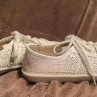Cute white flat sneaker for sale in Lamoure County ND by Garage Sale Showcase member Meckmann, posted 01/02/2021