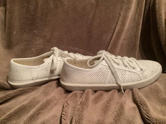 Cute white flat sneaker for sale in Lamoure County ND