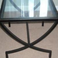 Small side table for sale in Sinking Spring PA by Garage Sale Showcase member Mika10, posted 06/23/2021