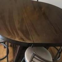 Kitchen Table w/ 4 chairs for sale in Southfield MI by Garage Sale Showcase member Jms1885, posted 04/29/2021