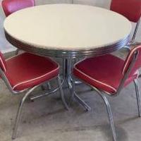 Retro kichen table & chairs for sale in Plainfield IN by Garage Sale Showcase member Faulkfam, posted 08/08/2021