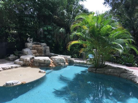 Garage sale in Naples, Florida of Garage Sale Showcase Member Diankeri. 2 items currently listed for sale.