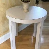 Retro white round table for sale in New Hope PA by Garage Sale Showcase member Cayacaya123, posted 04/29/2021