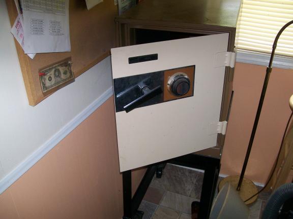 Floor safe  on stand and wheels for sale in Burr Oak MI