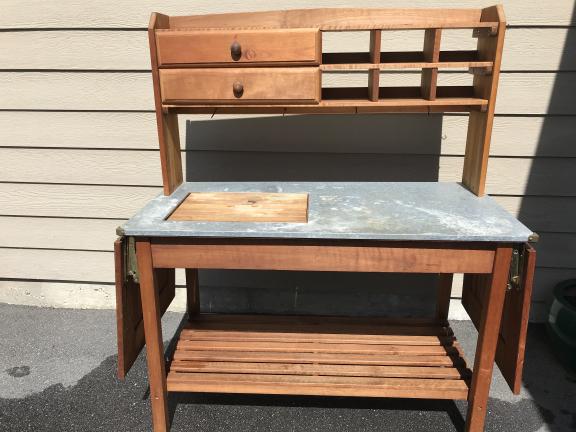 Garden potting bench