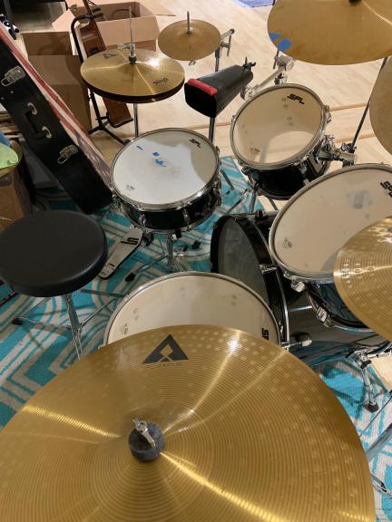 5 Piece Drum Set w/ Multiple Cymbals and Case