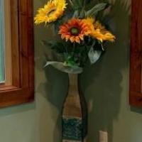 Metal "vase" w/ sunflowers-large for sale in Tyler TX by Garage Sale Showcase member janetkeais, posted 11/27/2022