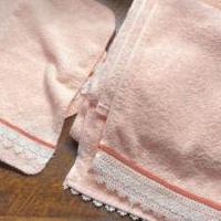 Peach color bath towel set for sale in Montrose NY by Garage Sale Showcase member jortiz1974, posted 03/27/2022