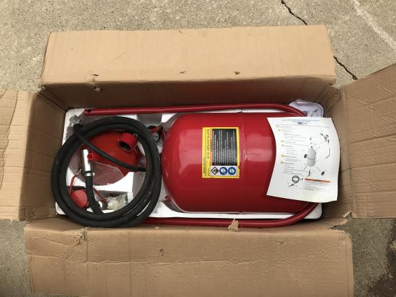 Abrasive blaster Central Pneumatic pressurized 40 lb
