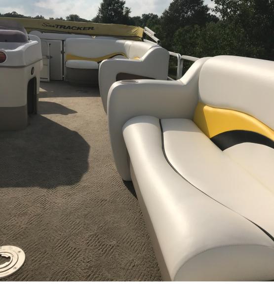 SunTracker Pontoon Boat 2007