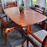 Small Conference table w/chairs for sale in La Porte IN by Garage Sale Showcase member TandM, posted 10/08/2023