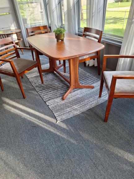 Small Conference table w/chairs