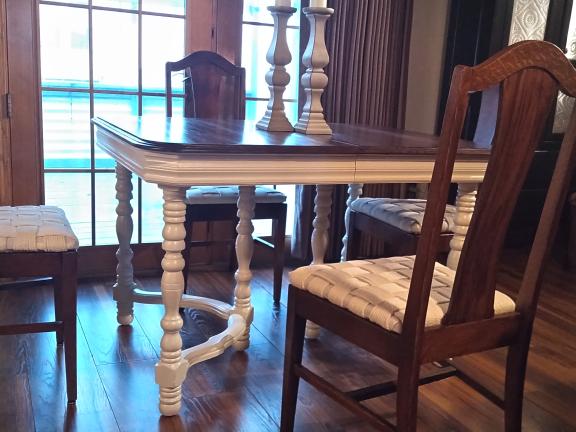 Dining table w/chairs