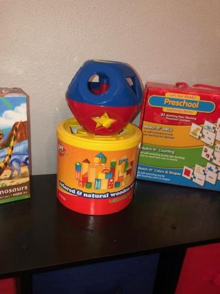 2 tier shelf with 6 bins and early learning stuff