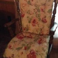 Rocking chair for sale in Carlyle IL by Garage Sale Showcase member bbsissy1210, posted 06/16/2018