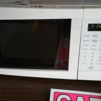 Microwave for sale in Bluffton IN by Garage Sale Showcase member Etbeck, posted 06/16/2018