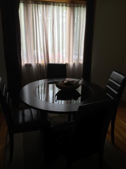 Round Dinner table and 3dinning chairs