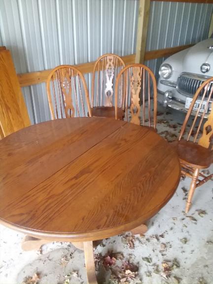 Amish oak table and 4 chairs for sale in Bowling Green OH